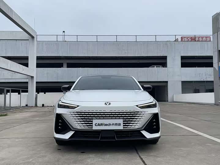 Changan UNI-V 2022 1.5 T Premium — фото 2