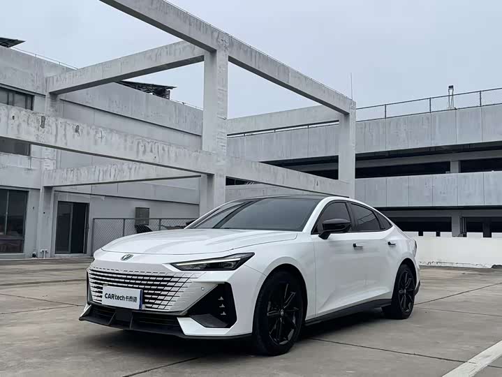 Changan UNI-V 2022 1.5 T Premium — фото 1
