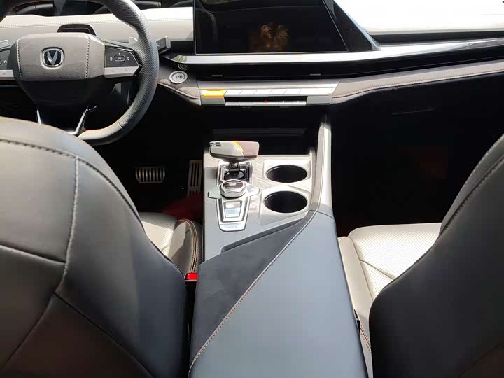 Changan UNI-V 2023 1.5 T Premium — фото 17