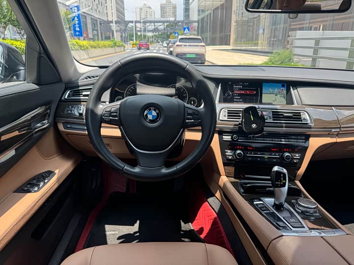 BMW 7 Series 730Li — фото 15