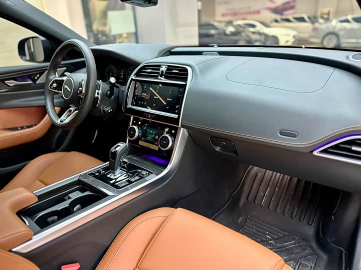 Jaguar XEL 2024 2.0 T 250 PS R-DYNAMIC S — фото 6