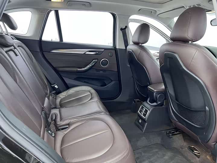 BMW X1 2016 s Drive 18 Li — фото 11