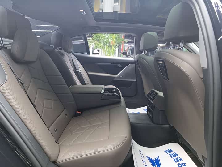 BMW 5-Series 2025 530 Li Leading M — фото 9