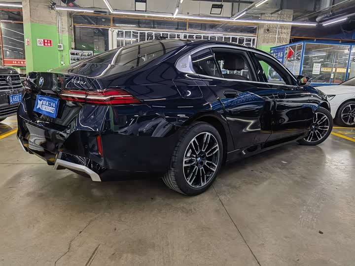 BMW 5-Series 2025 530 Li Leading M — фото 4