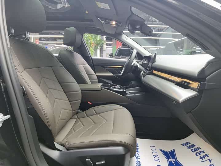 BMW 5-Series 2025 530 Li Leading M — фото 8