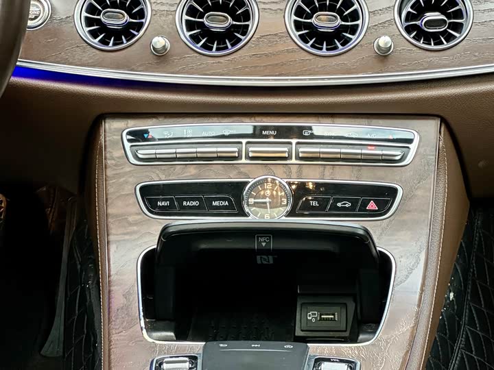 Mercedes-Benz E-Class 2019 E 300 L Luxury — фото 10