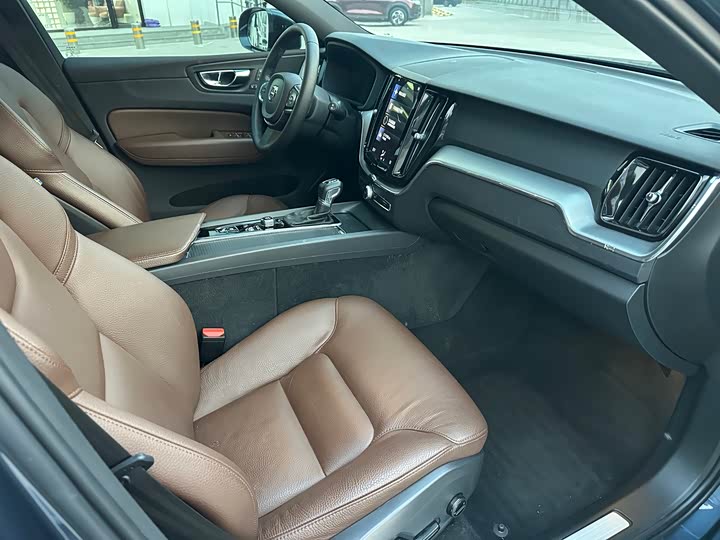 Volvo XC60 2021 T 5 4 WD — фото 6