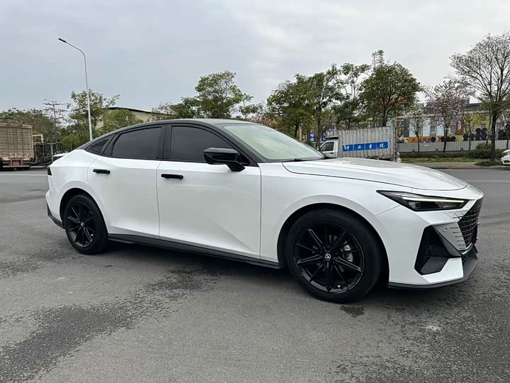 Changan UNI-V 2022 1.5 T Premium — фото 3