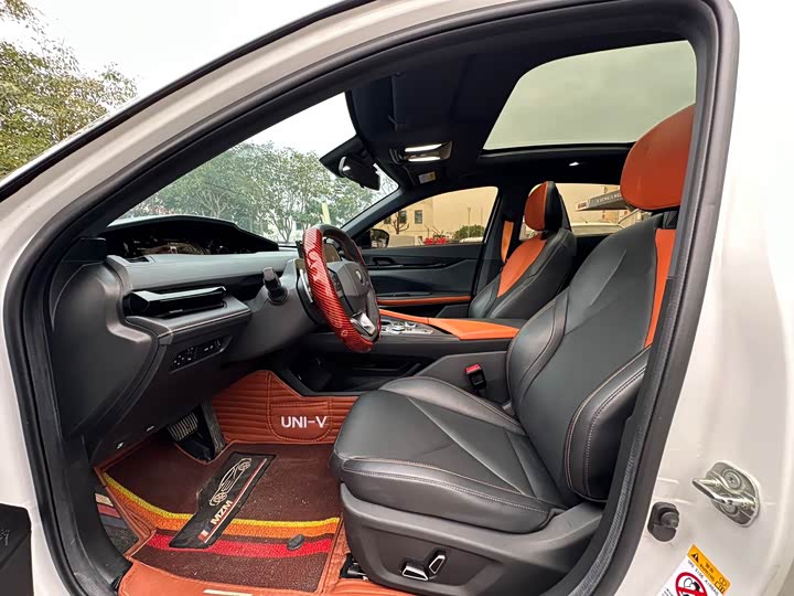 Changan UNI-V 2022 1.5 T Premium — фото 4