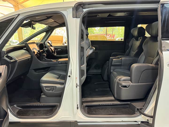 Toyota Alphard — фото 11