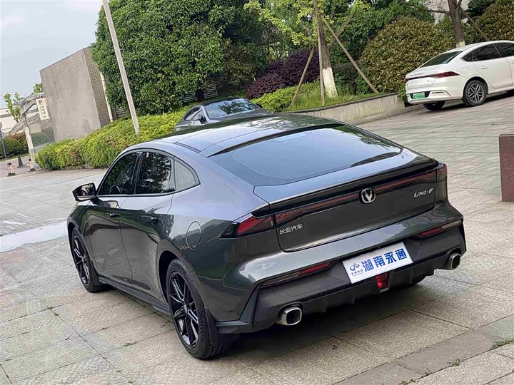 Changan UNI-V 2022 1.5 T Premium — фото 16