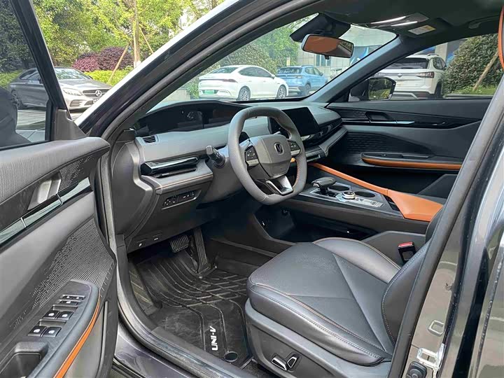 Changan UNI-V 2022 1.5 T Premium — фото 5