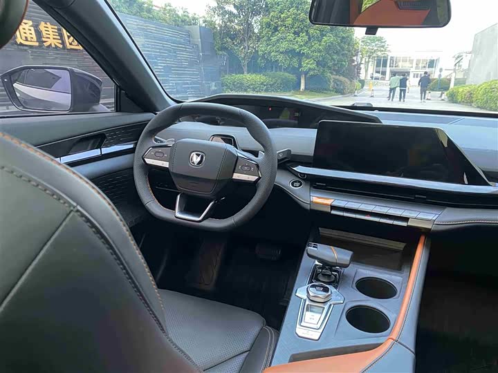 Changan UNI-V 2022 1.5 T Premium — фото 11