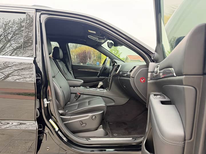 Jeep Grand Cherokee — фото 11