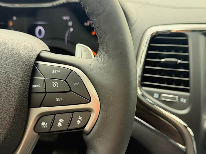 Jeep Grand Cherokee — фото 21