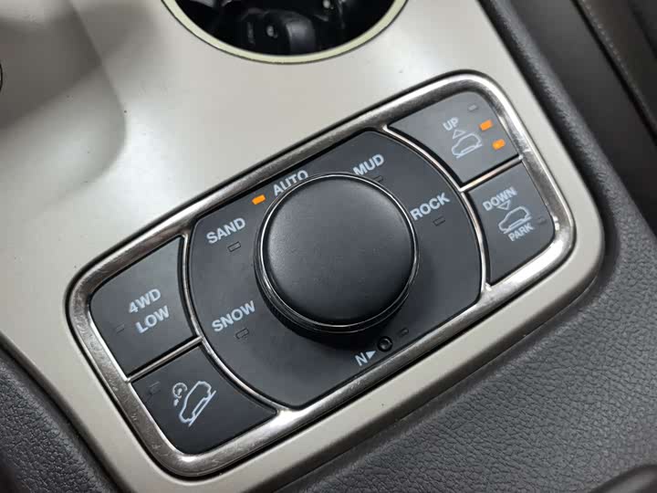Jeep Grand Cherokee — фото 12