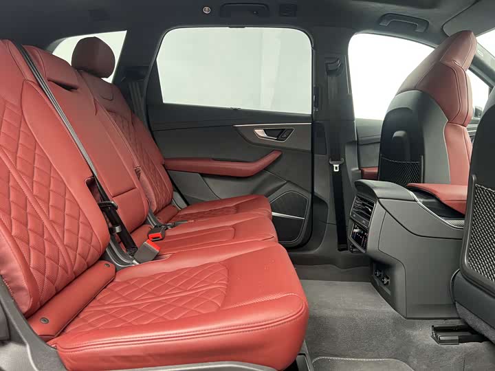 Audi SQ7 2024 4.0 TFSI — фото 6