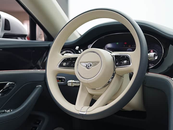 Bentley Flying Spur — фото 13