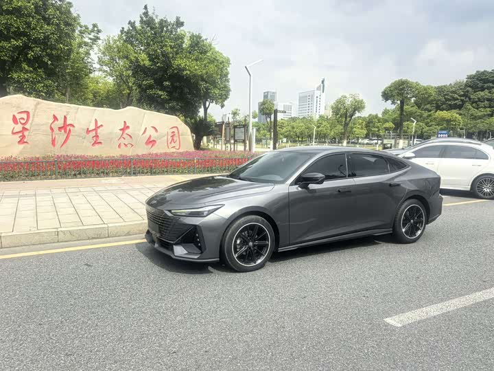 Changan UNI-V 2023 1.5 T Premium — фото 1
