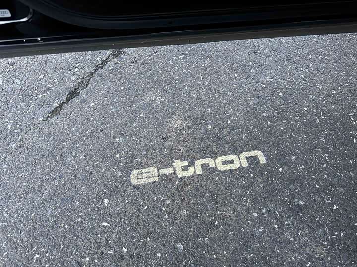 Audi e-tron — фото 17
