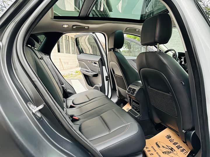 Jaguar F-PACE 2018 2.0 T 2 WD — фото 14