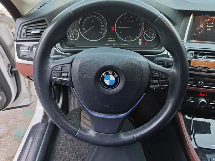 BMW 5 Series 520Li — фото 15