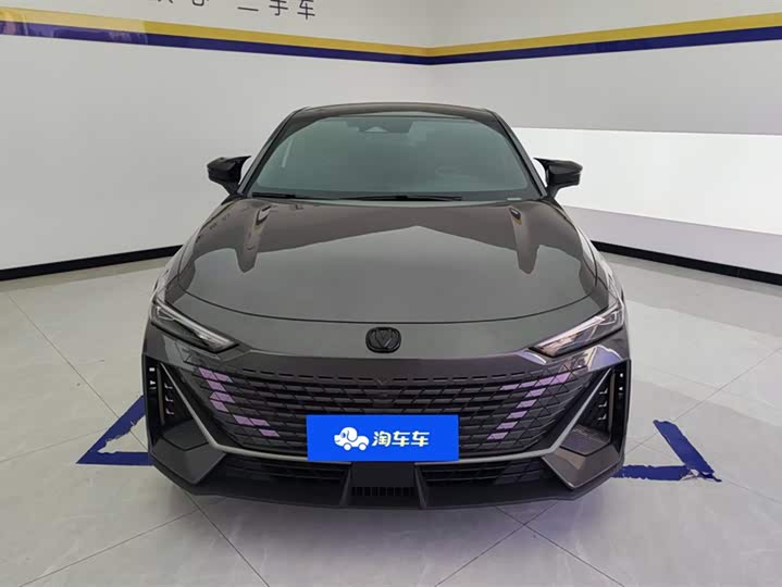 Changan UNI-V 2023 1.5 T Premium — фото 2