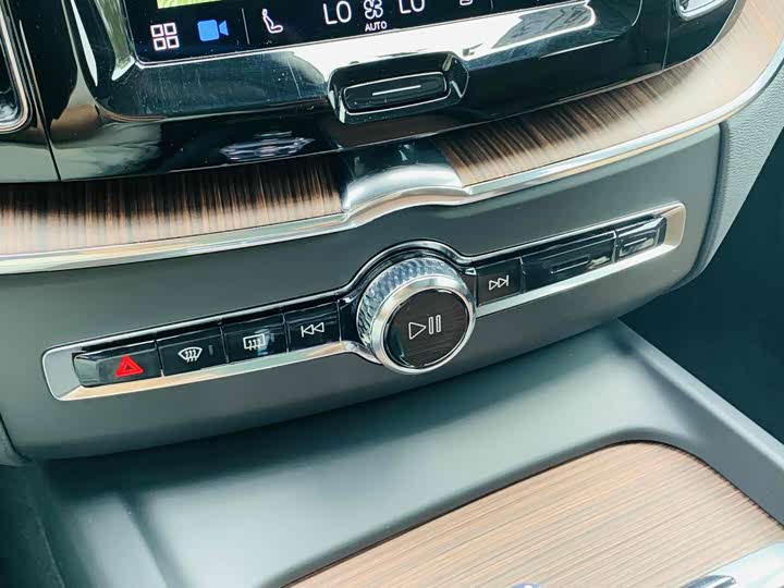 Volvo XC60 Hybrid 2024 T 8 PHEV 4 WD — фото 29
