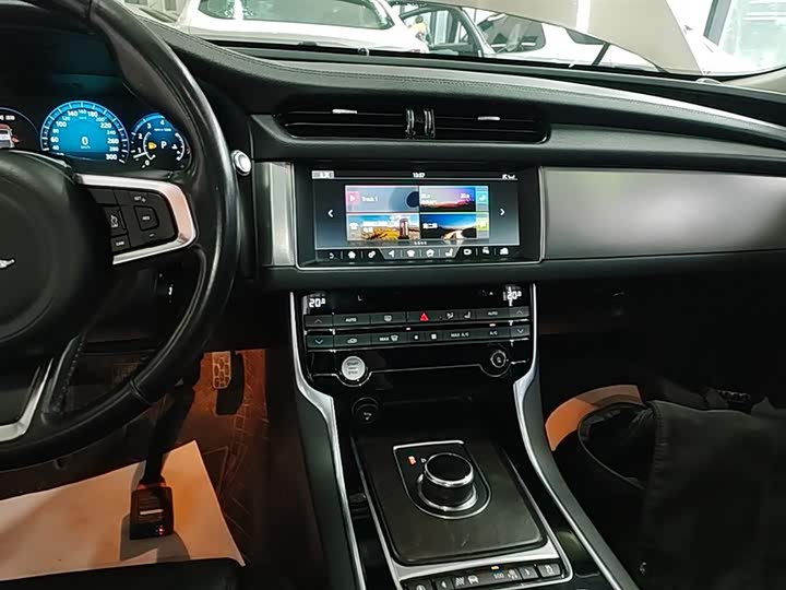 Jaguar XFL 2018 XFL 2.0 T 250 PS — фото 13