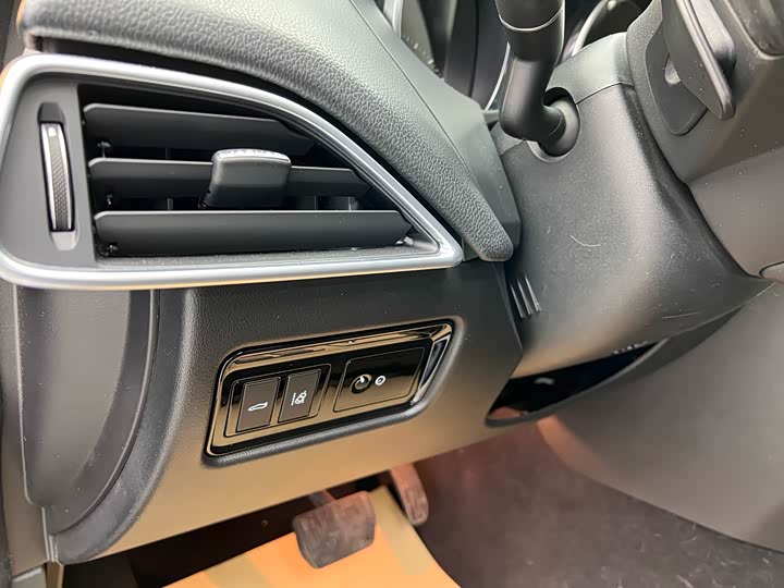 Jaguar XEL 2018 2.0 T 200 PS — фото 4