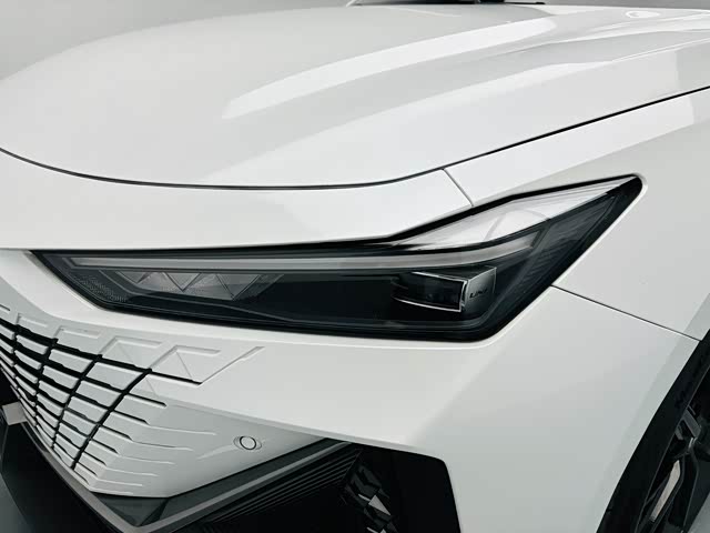 Changan UNI-V 2023 1.5 T Premium — фото 16