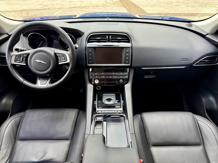 Jaguar F-PACE 2018 2.0 T 4 WD — фото 8