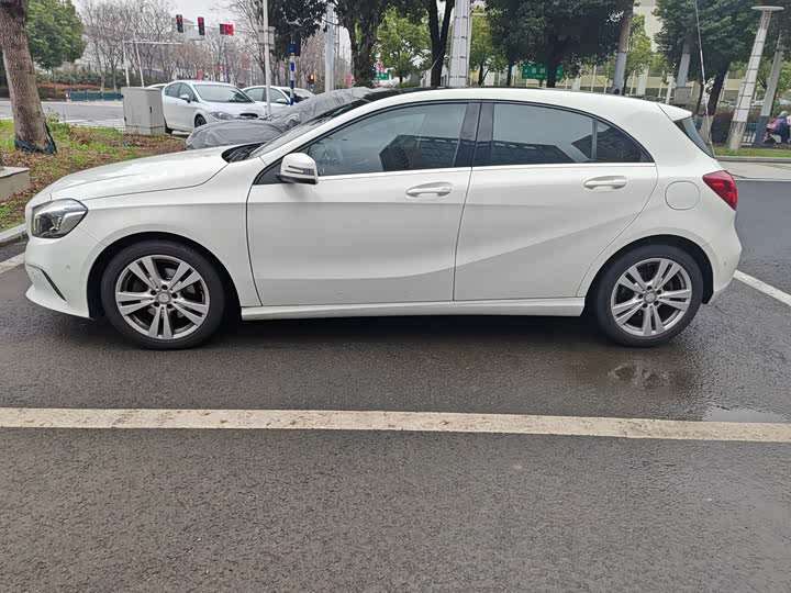 Mercedes-Benz A-Class 2016 A 200 — фото 5