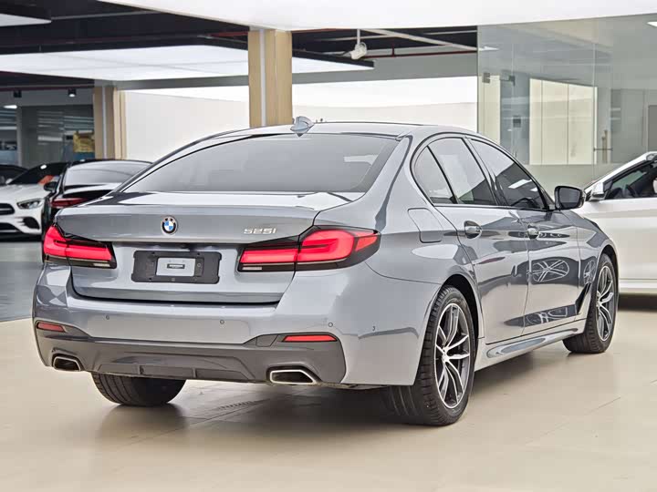 BMW 5 Series — фото 18