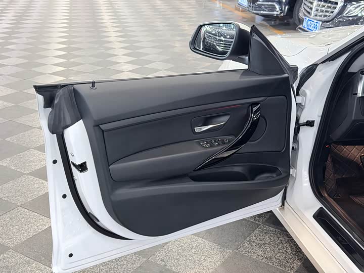 BMW 3-Series 2018 320i — фото 10