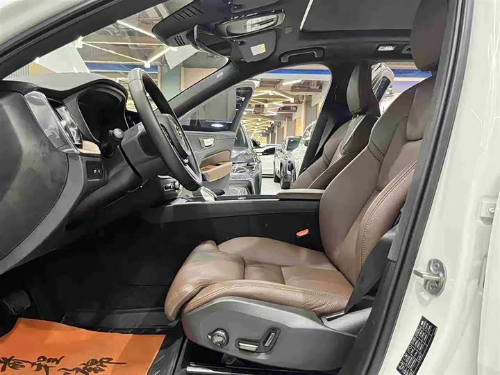 Volvo XC60 Hybrid 2025 Hybrid 4 WD — фото 11