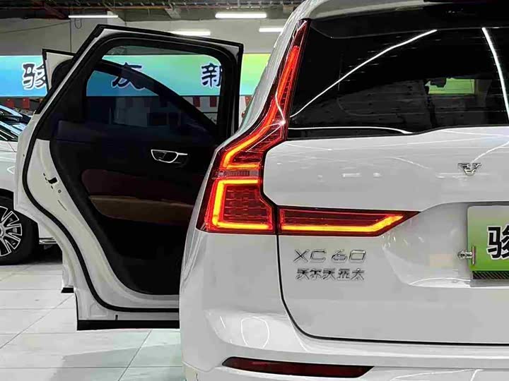 Volvo XC60 Hybrid 2025 Hybrid 4 WD — фото 26