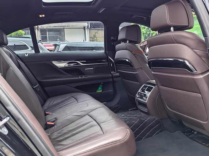 BMW 7 Series — фото 18