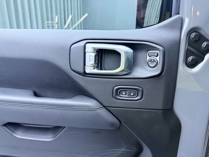 Jeep Wrangler — фото 15