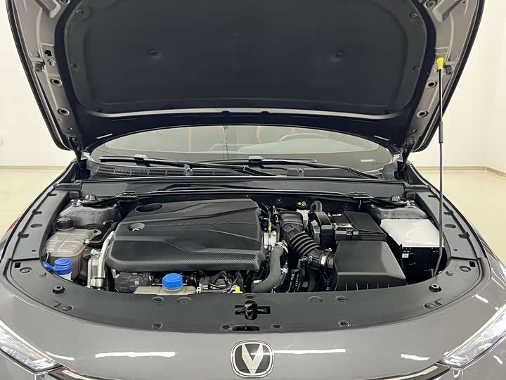 Changan UNI-V 2024 1.5 T Sport — фото 15