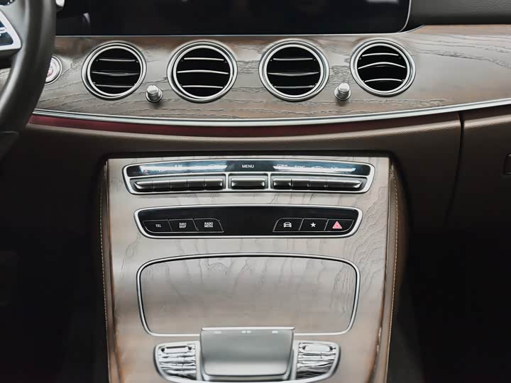 Mercedes-Benz E-Class 2022 E 300 L Luxury — фото 51