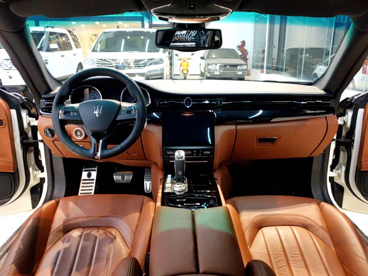 Maserati Quattroporte — фото 11