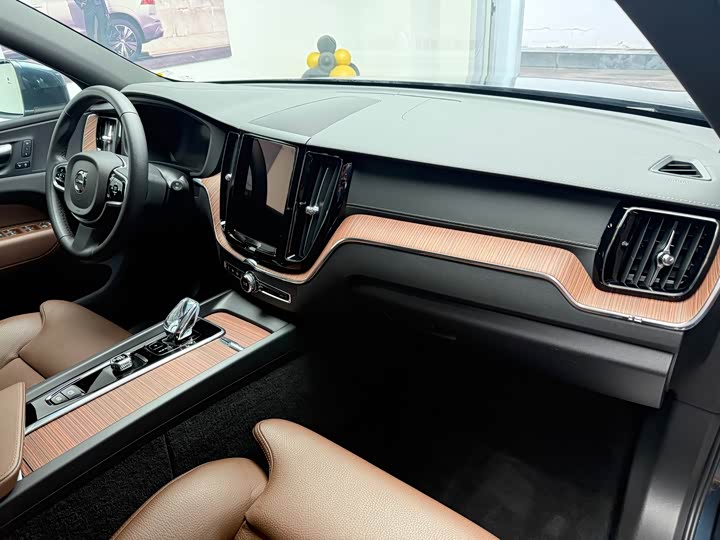 Volvo XC60 2025 B 5 4 WD — фото 5
