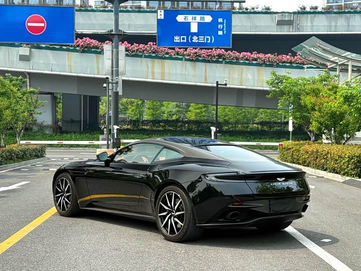 Aston Martin DB11 2022 4.0 T V 8 Coupe — фото 9