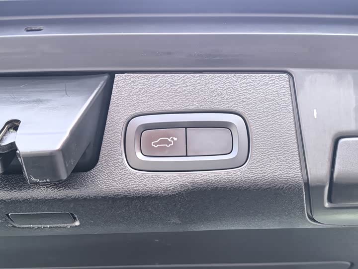 Volvo XC60 2022 B 5 4 WD — фото 13