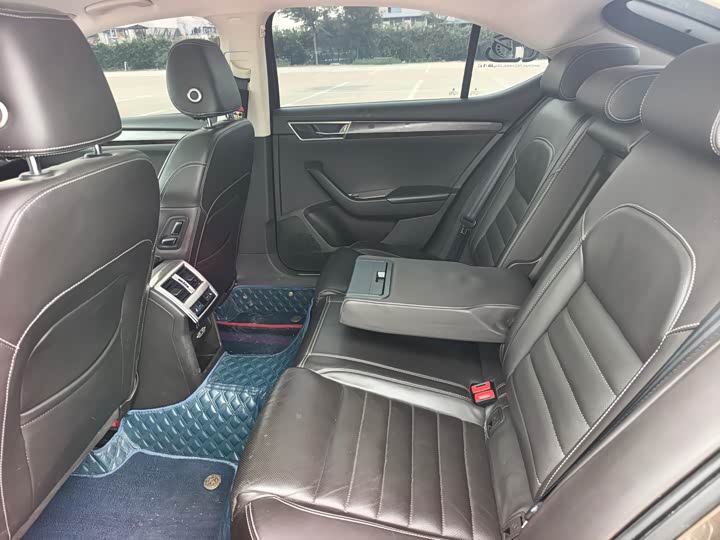 Skoda Superb — фото 9