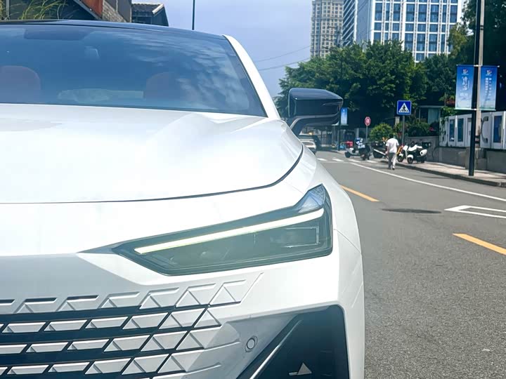 Changan UNI-V 2022 1.5 T Premium — фото 2
