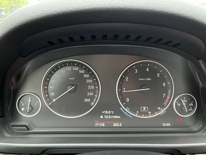 BMW 5-Series 2014 528 Li x Drive Leading — фото 8
