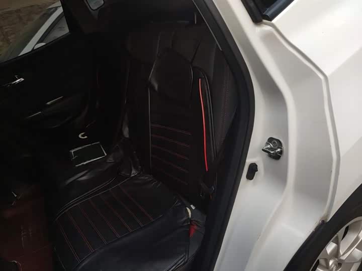 Changan CS15 2016 1.5 L MT — фото 14