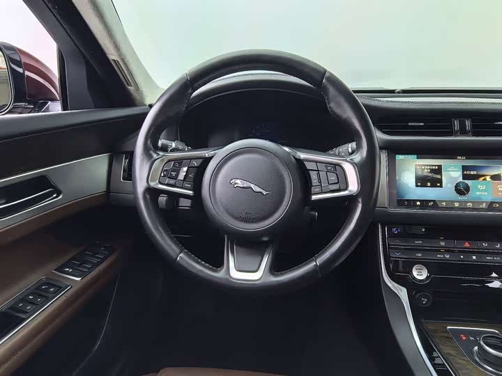 Jaguar XFL 2018 XFL 2.0 T 250 PS — фото 11